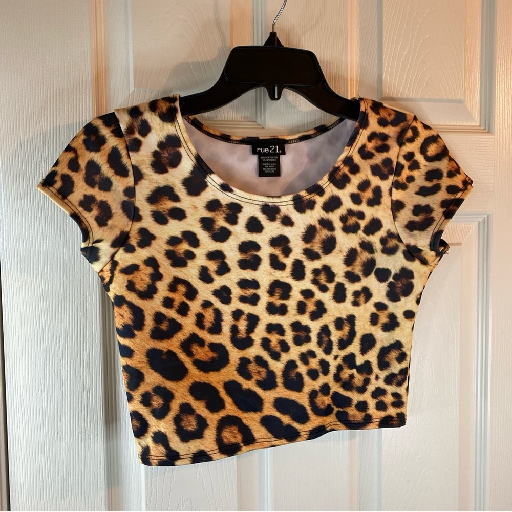 Rue21 Women M MEDIUM Top Blouse Shirt Cheetah Leopard Print Crop Stretch Relax - Picture 1 of 10